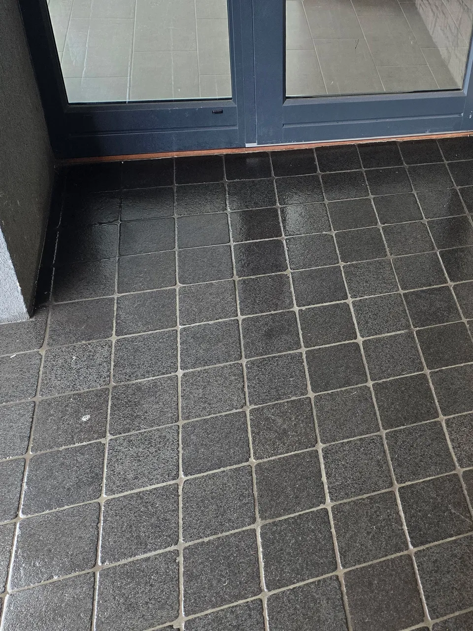 Bodenfliesen am Eingang nach der Reinigung