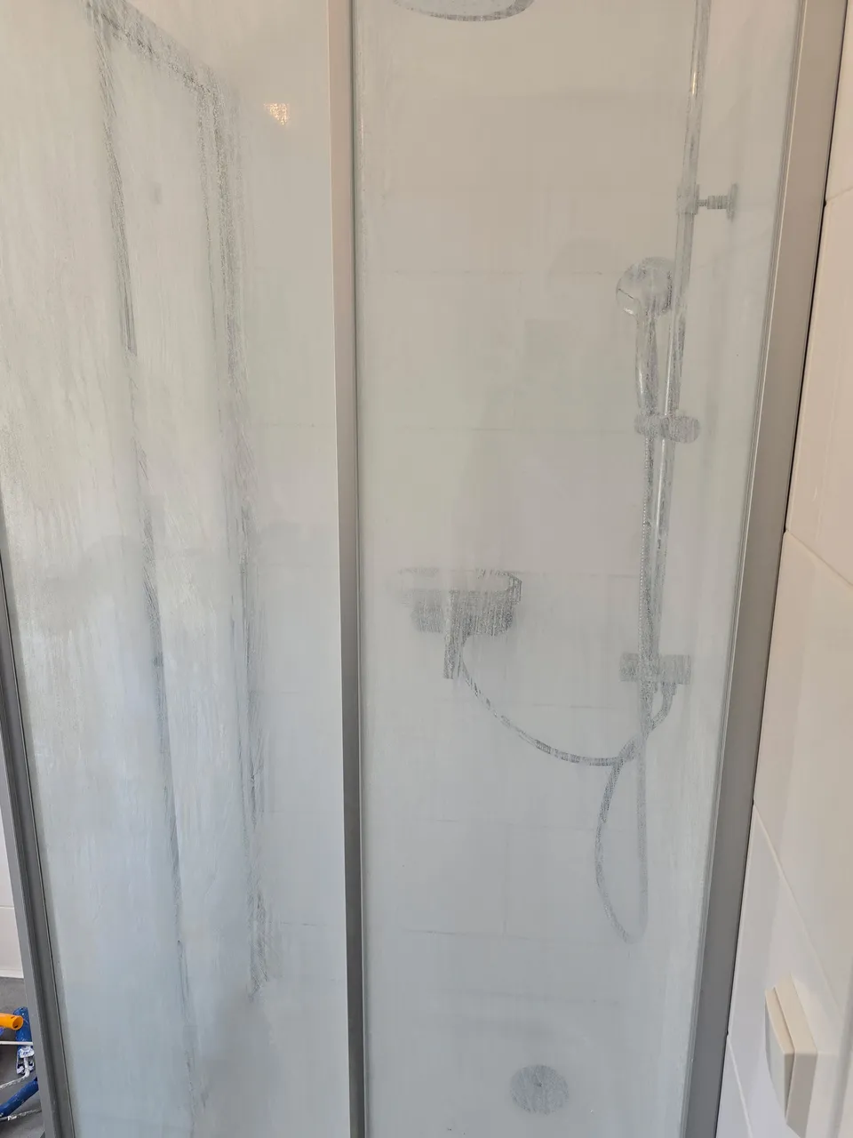 Duschabtrennung vor der Glasreinigung